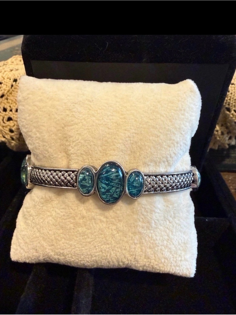 Silver tone stretch Bracelet with Teal Blue Stone Accents